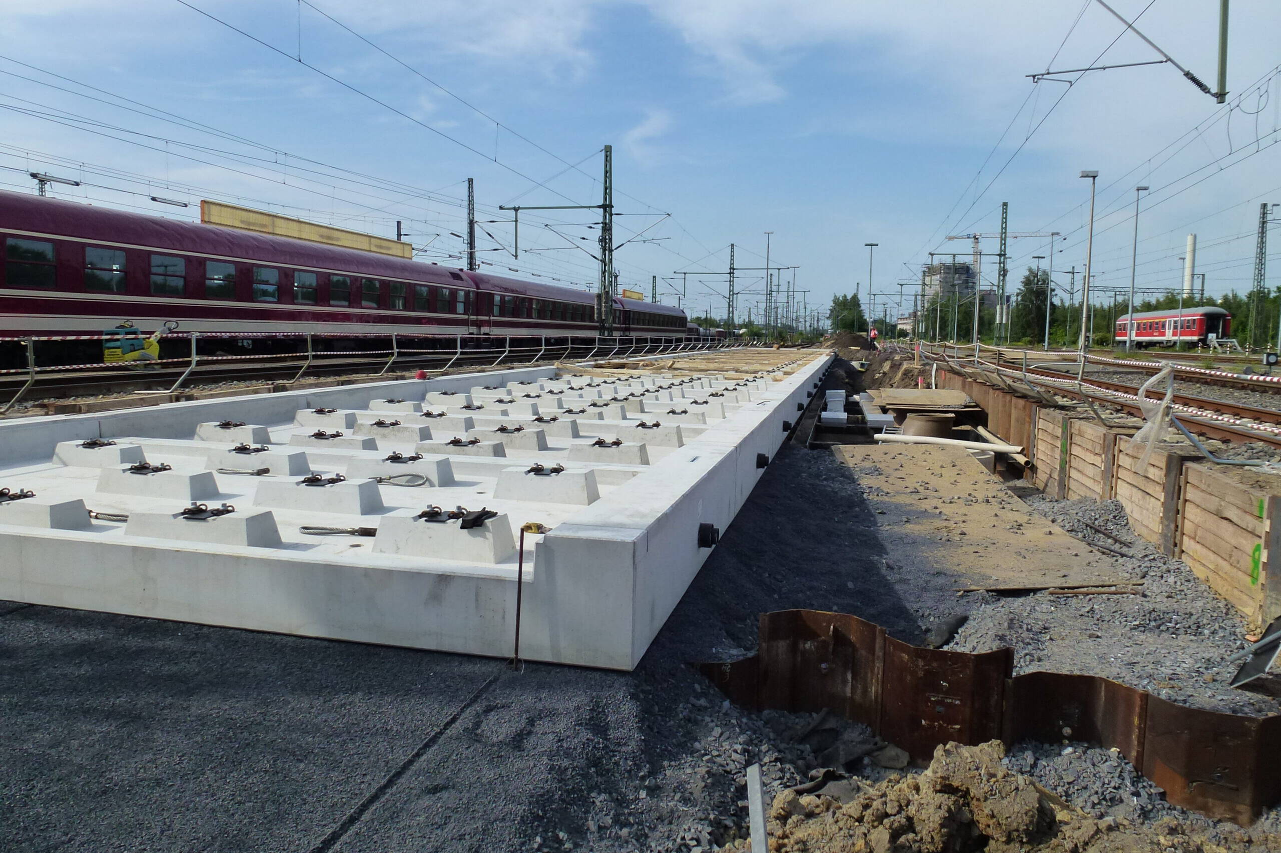 ARA-Gleiswanne aus Beton auf einer Baustelle neben Gleisen, zur Sammlung wassergefährdender Flüssigkeiten bei Schienenfahrzeugen.