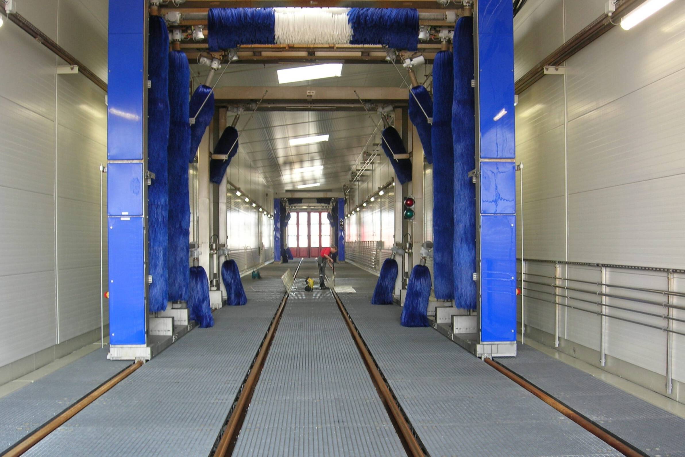 Gleis-Tragwanne, eingebaut in einer Waschanlage für Züge, um wassergefährdende Flüssigkeiten aufzufangen.