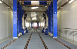 Gleis-Tragwanne, eingebaut in einer Waschanlage f&uuml;r Z&uuml;ge, um wassergef&auml;hrdende Fl&uuml;ssigkeiten aufzufangen.