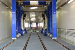 Gleis-Tragwanne, eingebaut in einer Waschanlage für Züge, um wassergefährdende Flüssigkeiten aufzufangen.