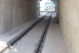 Ansicht einer Gleis-Waagenbrücke, verbaut in einem Tunnel. Die Gleiswaagen ermöglichen die genaue Gewichtsermittlung und tragen dadurch zur Sicherheit von Transportvorgängen bei.