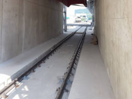 Ansicht einer Gleis-Waagenbr&uuml;cke, verbaut in einem Tunnel. Die Gleiswaagen erm&ouml;glichen die genaue Gewichtsermittlung und tragen dadurch zur Sicherheit von Transportvorg&auml;ngen bei.