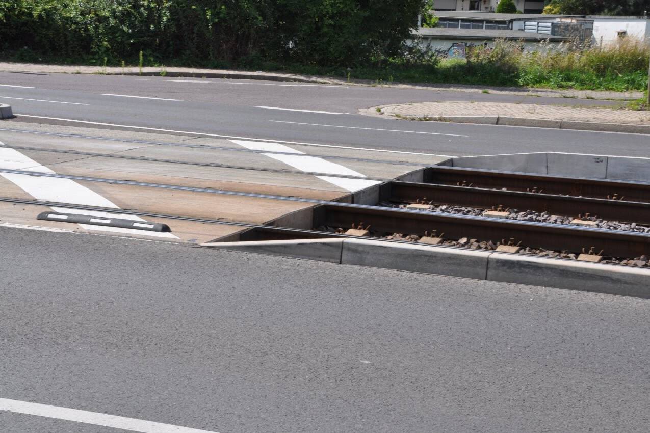 In einem Bahnübergang eingebaute Gleistragplatte aus Stahlbeton. Auf den Platten sind zusätzlich optische Markierungen aufgebracht.