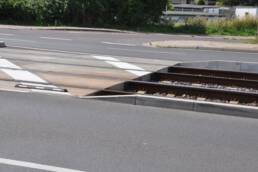 In einem Bahnübergang eingebaute Gleistragplatte aus Stahlbeton. Auf den Platten sind zusätzlich optische Markierungen aufgebracht.