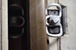 Detailbild, das die Befestigung einer Gleistragplatte mit Verschraubung zeigt.