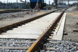 Fahrzeugwaage für Schienenfahrzeuge, eingebaut auf der Strecke in der Nähe eines Betriebshofs.