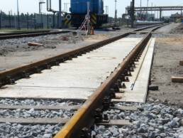 Fahrzeugwaage f&uuml;r Schienenfahrzeuge, eingebaut auf der Strecke in der N&auml;he eines Betriebshofs.