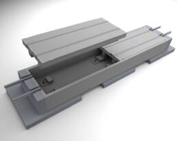 Produktabbildung einer Kombi-Gleiswaage, die Schienen- als auch Straßenfahrzeuge wiegen kann und somit die Einhaltung von Richtlinien ermöglicht. Einer der beiden Deckel ist auf dem Bild angehoben, so dass der Aufbau sichtbar wird.