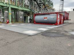 Die Abbildung zeigt mehrere LKW-Tragwannen nebeneinander, die dem Auffangen von Chemikalien im Industriebereich dienen.