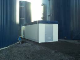 Raumzelle aus Beton, als modulare Geb&auml;udezelle auf Industriegel&auml;nde.