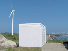 Raumzelle bzw. Schalthaus aus wasserundurchl&auml;ssigem Beton im nachhaltigen, industriellen Bereich.