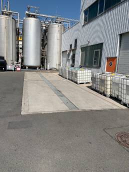 Tragwanne im Bereich der chemischen Industrie. Die Wanne ist mit einem mittigen Ablaufsiel versehen. Dort werden von Fahrzeugen austretende Fl&uuml;ssigkeiten sicher aufgefangen.
