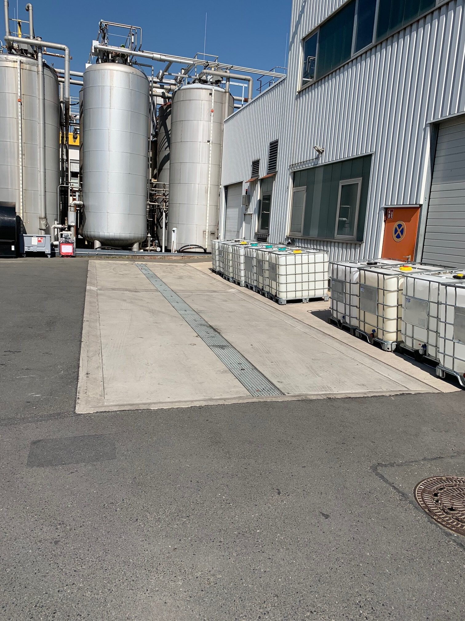 Tragwanne im Bereich der chemischen Industrie. Die Wanne ist mit einem mittigen Ablaufsiel versehen. Dort werden von Fahrzeugen austretende Fl&uuml;ssigkeiten sicher aufgefangen.