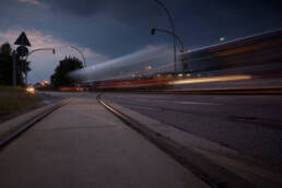 Abbildung einer Gleistragplatte an einem Bahnübergang bei Nacht, der Fokus der Aufnahme liegt auf der Produktbeschaffenheit.