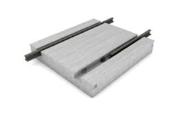 Darstellung einer Gleistragplatte in 3 D, mit sichtbarer Besenstrich-Struktur und Vertiefungen für die Schienen.